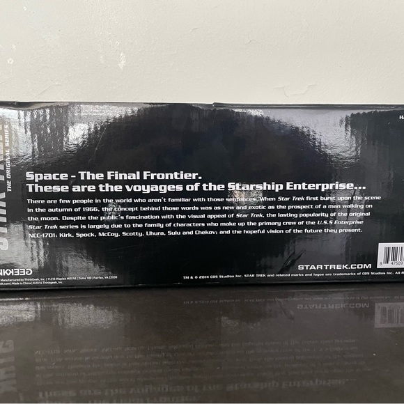 Star Trek U.S.S. Enterprise Sushi Set THINKGEEK Wood Base w/Chopsticks NEW - Picture 2 of 2